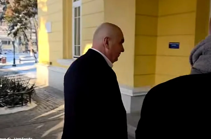 VIDEO Bolojan, huiduit din nou în timpul unei vizite oficiale. Tensiuni la Botoșani: protestatarii i-au cerut demisia