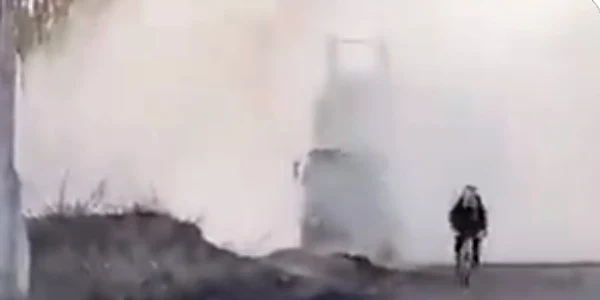 Biciclist trecand pe langa un sistem HIMARS in operatiune FOTO Twitter jpg