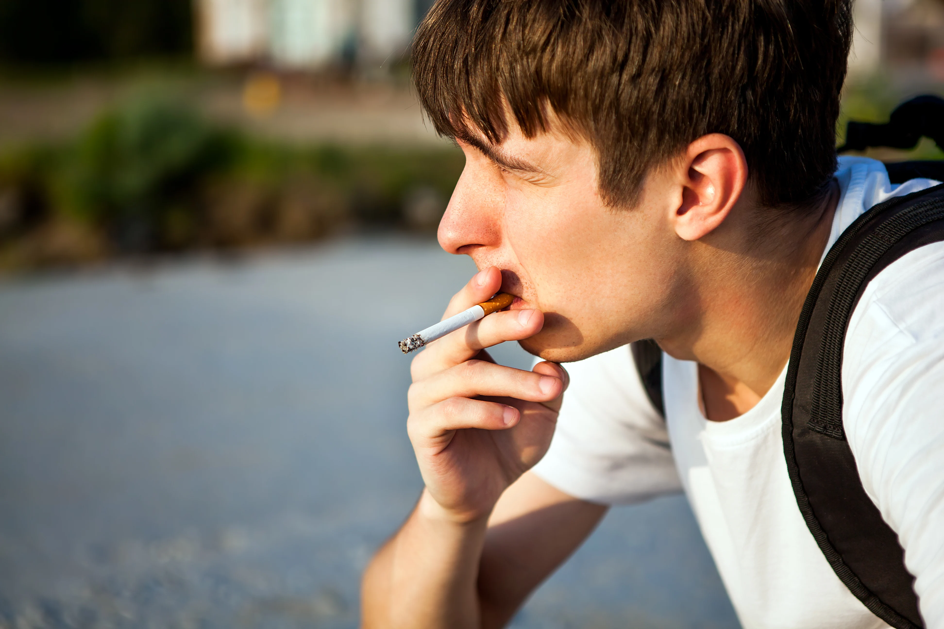 Legea care interzice minorilor să fumeze sau să vapeze în spații publice intră în dezbatere la Senat