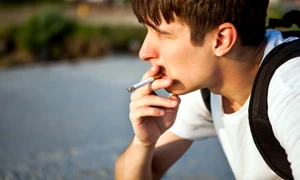 shutterstock 760909486 adolescenti tigari fumat jpg