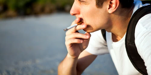 shutterstock 760909486 adolescenti tigari fumat jpg