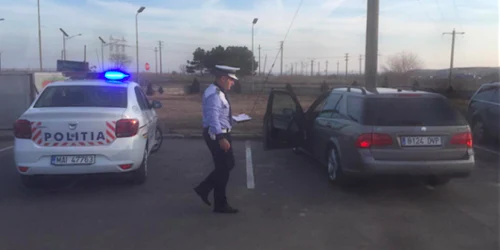 Maşină cu numere de Spania oprită de Poliţia Rutieră pe şoseaua Constanţa - Hârşova Sursa IPJ CTA