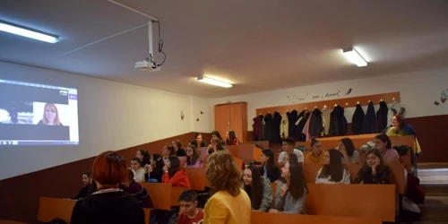 Liceenii vâlceni care au aflat despre experienţa de viaţă a unui imigrant african în Italia direct de la sursă în cadrul unei ore de transdisciplinaritate Foto Raluca Ioana Căpăţână