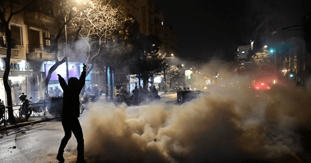 VIDEO Catastrofă feroviară în Grecia: Ciocniri între demonstranţi şi poliţie la Atena