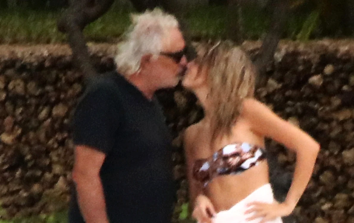Flavio Briatore a fost surprins giugiulindu-se cu tineriva pe plajăFoto: Profimedia