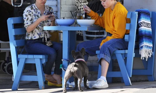 Reese Witherspoon Gets Lunch With Her Daughter jpeg