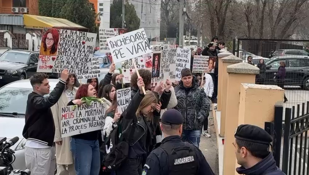 Scene sfâșietoare la procesul crimei din Grădina Botanică. Mama lui Melis a leșinat, tatăl a lovit duba criminalului VIDEO
