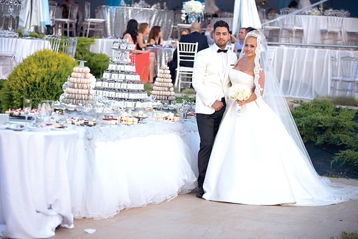 Un munte de prăjituri i-a îndulcit pe nuntaşi