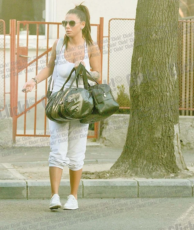 Roxana a părăsit sala de sport unde predă ore de fitness, cu sfârcurile la vedere (fotografii: blitz)