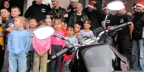 Copiii i-au întâmpinat pe motocicliști cu cântecele