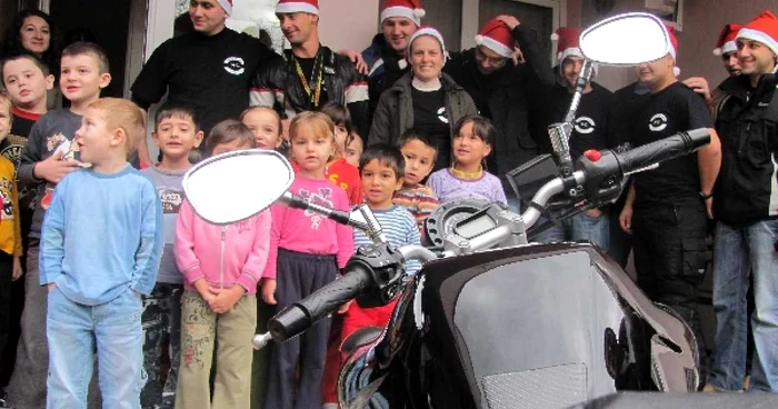 Copiii i-au întâmpinat pe motocicliști cu cântecele
