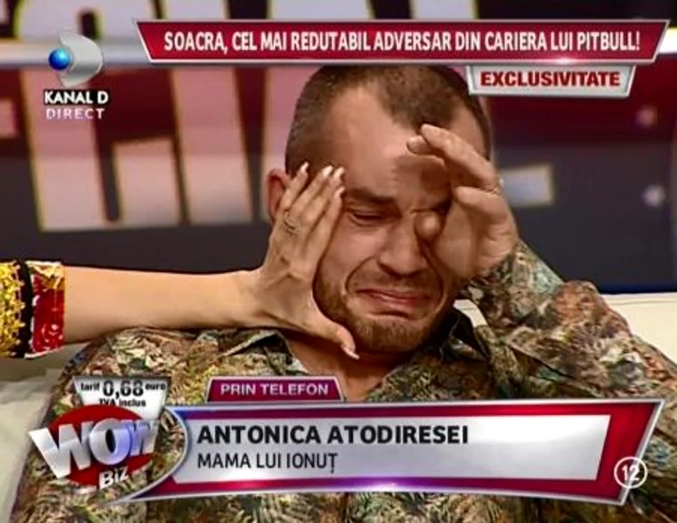 Oana a încercat să-i şteargă lacrimile soţul ei (captură: Kanal D)