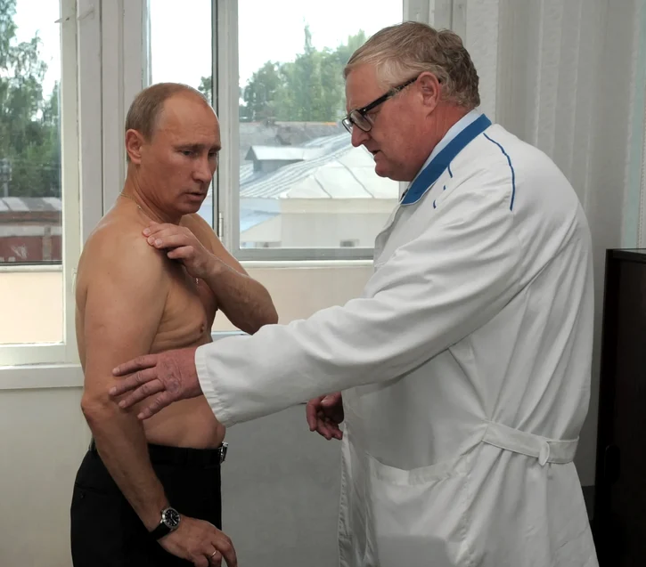 Putin este însoțit de o echipă numeroasă de medici în toate călătoriile sale FOTO: AFP