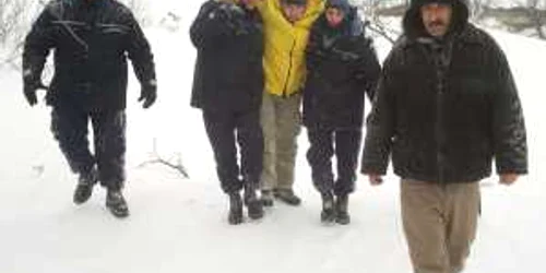 Bărbatul a fost dus pe braţe