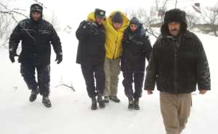 Bărbatul a fost dus pe braţe