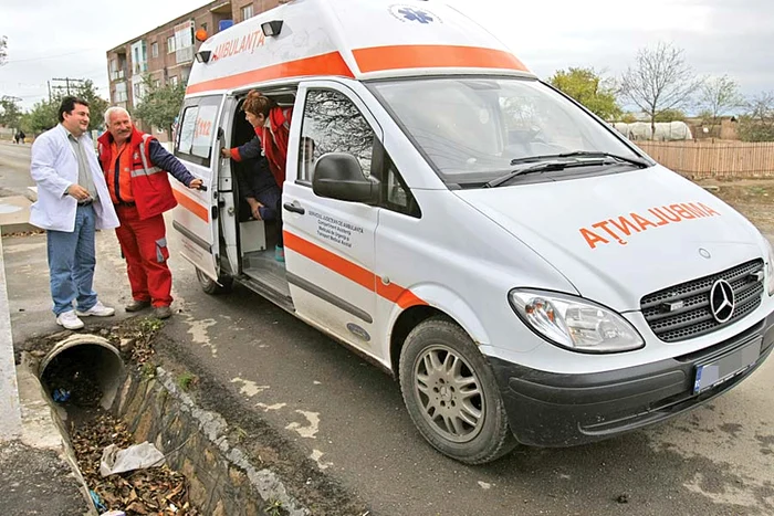 Şi-au umplut coşurile cu mâncare şi băutură (Fotografii: Dorin Constanda )