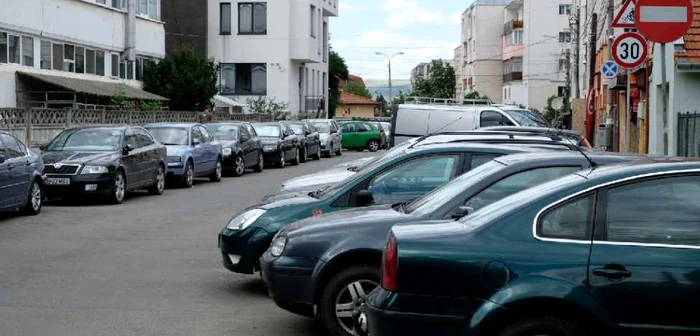 Strada Molnar Piuariu este sufocată în prezent de trafic şi de maşinile parcate, dar urmează să devină prima stradă smart din România. FOTO: Primăria Cluj-Napoca