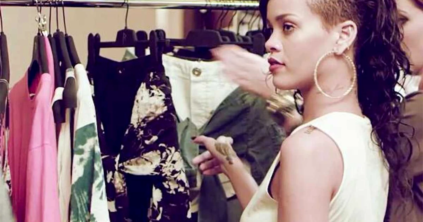 RiRi analizează piesele ultimei colecţii lansată împreună cu River Island. FOTO Facebook