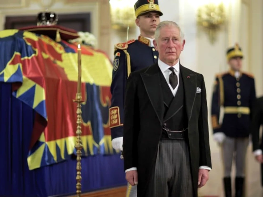 Regele Charles la catafalcul Regelui Mihai FOTO Arhivă