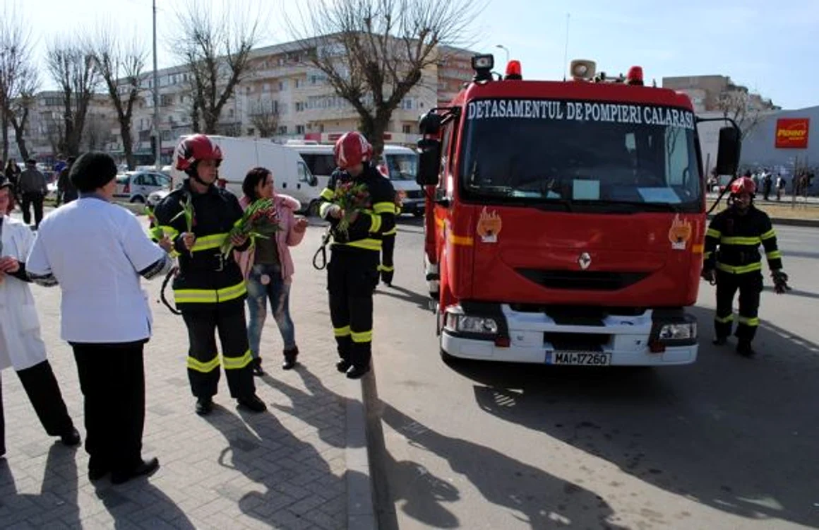 Pompierii au oferit flori FOTO ISU Călăraşi