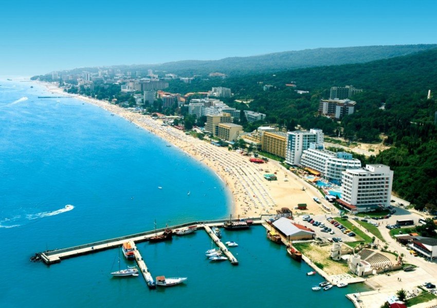 Cât s-au scumpit vacanțele în locurile iubite de români. Lista prețurilor medii