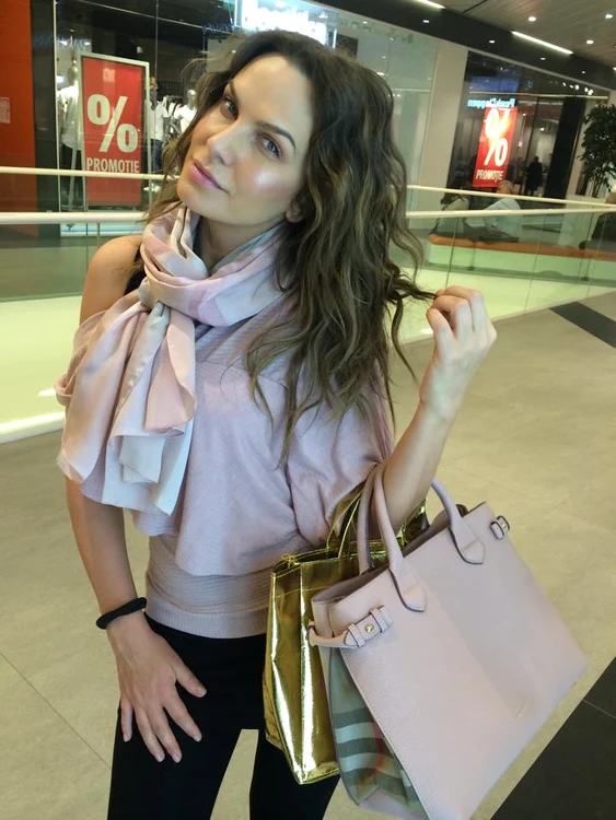 
    Anna Lesko a ieșit la film, la mall, cu două poșete după eaFoto: Arhiva personală  