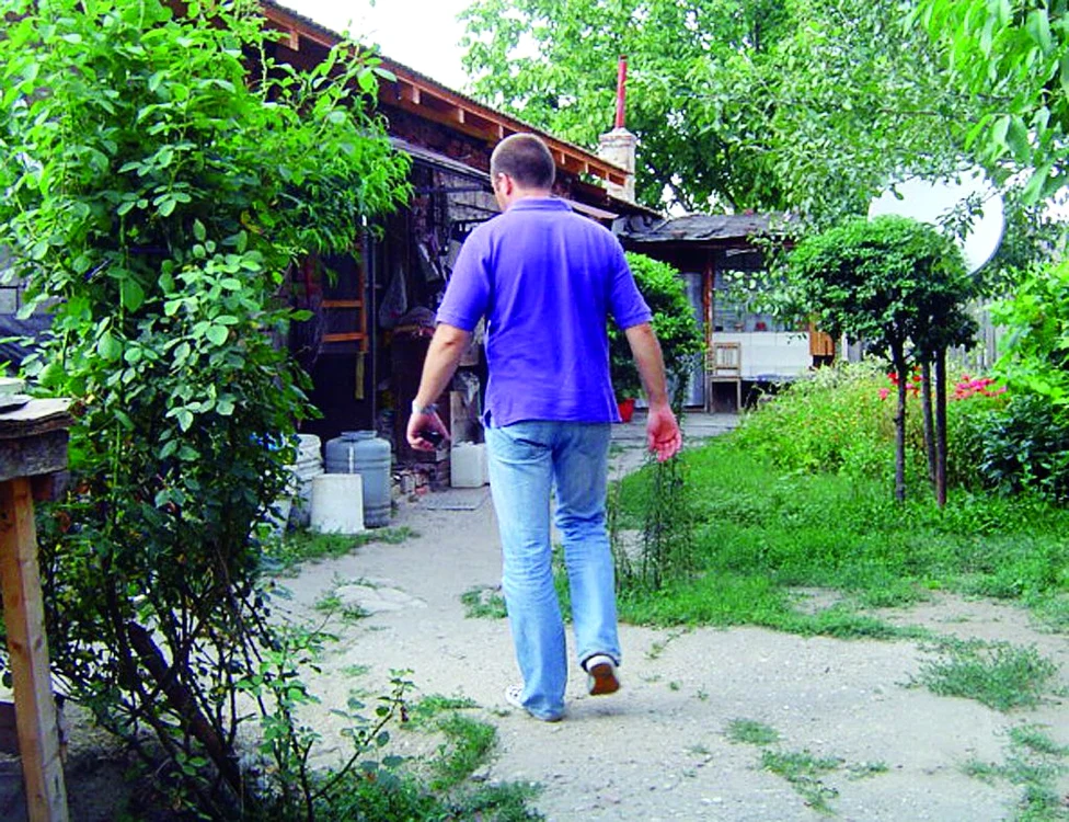 În România Lili locuia împreună  cu părinţii săi, într-o casă modestă  de la marginea Timişoarei