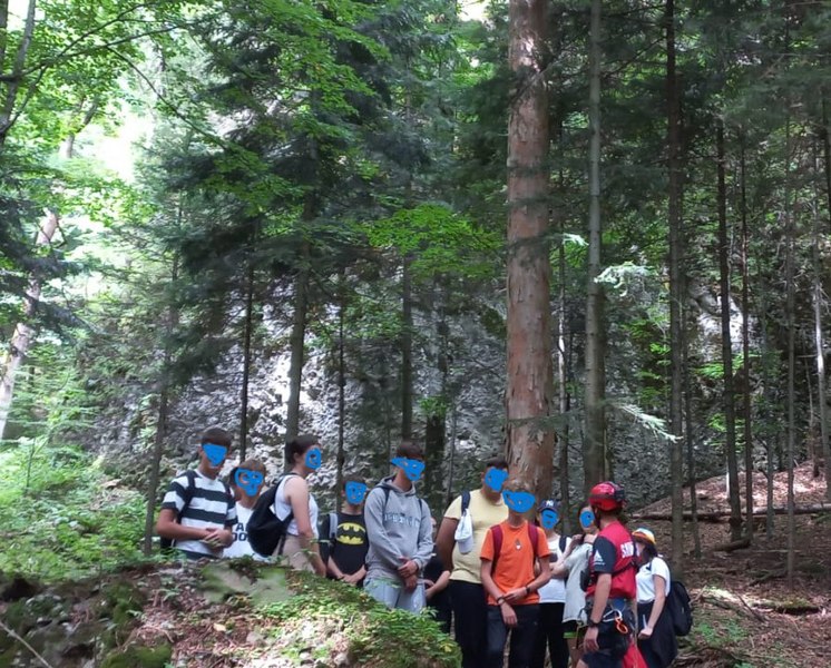 Copii rătăciţi într-un canion stâncos din cauza unui pseudoghid. Salvamont Neamţ a reuşit să-i descopere la timp