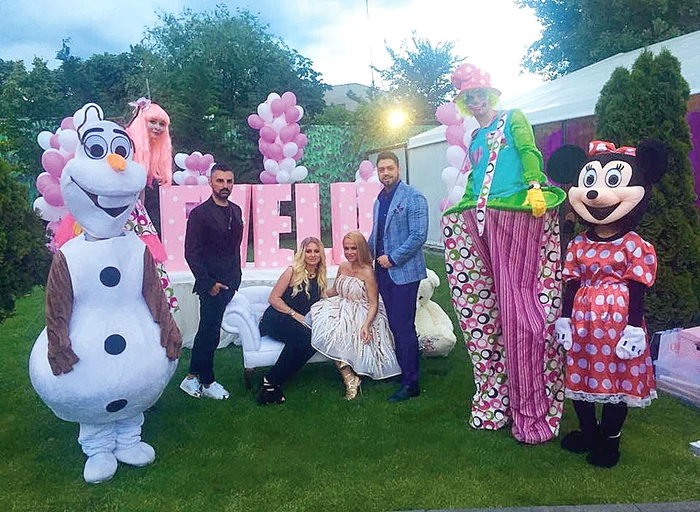 În grădină te întâmpinau Olaf,  Minnie şi clovni pe picioroange