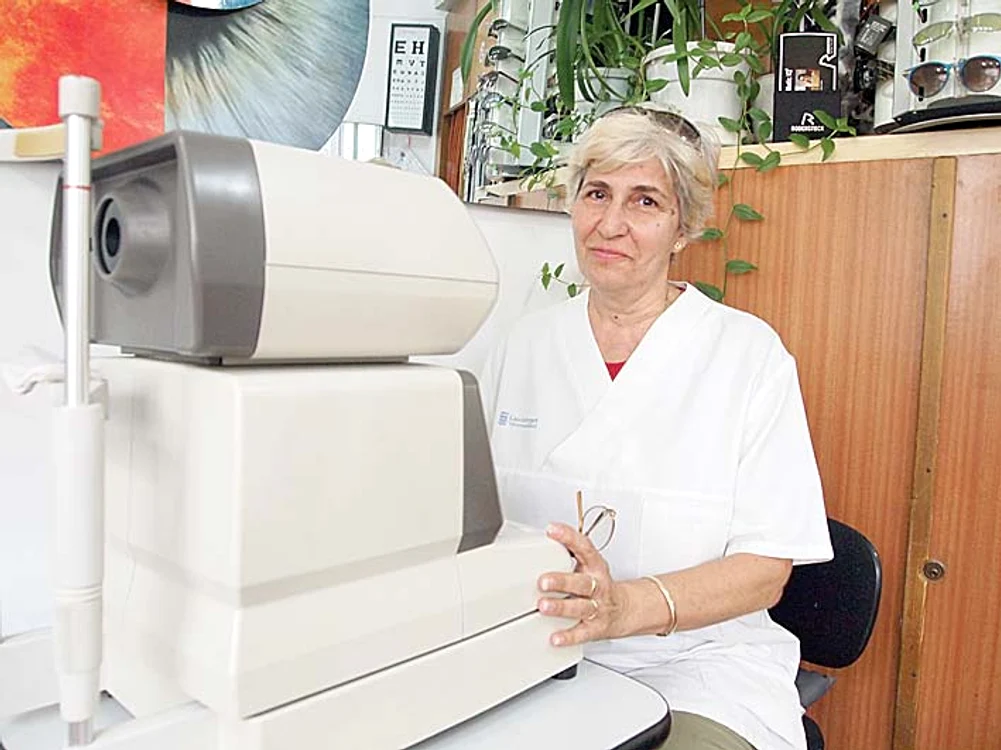 Dioptronul măsoară refracţia oculară, în funcţie de care oftalmologul prescrie reţeta pentru ochelari
