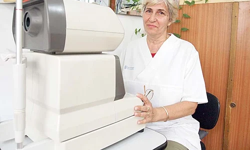 Dioptronul măsoară refracţia oculară, în funcţie de care oftalmologul prescrie reţeta pentru ochelari jpeg
