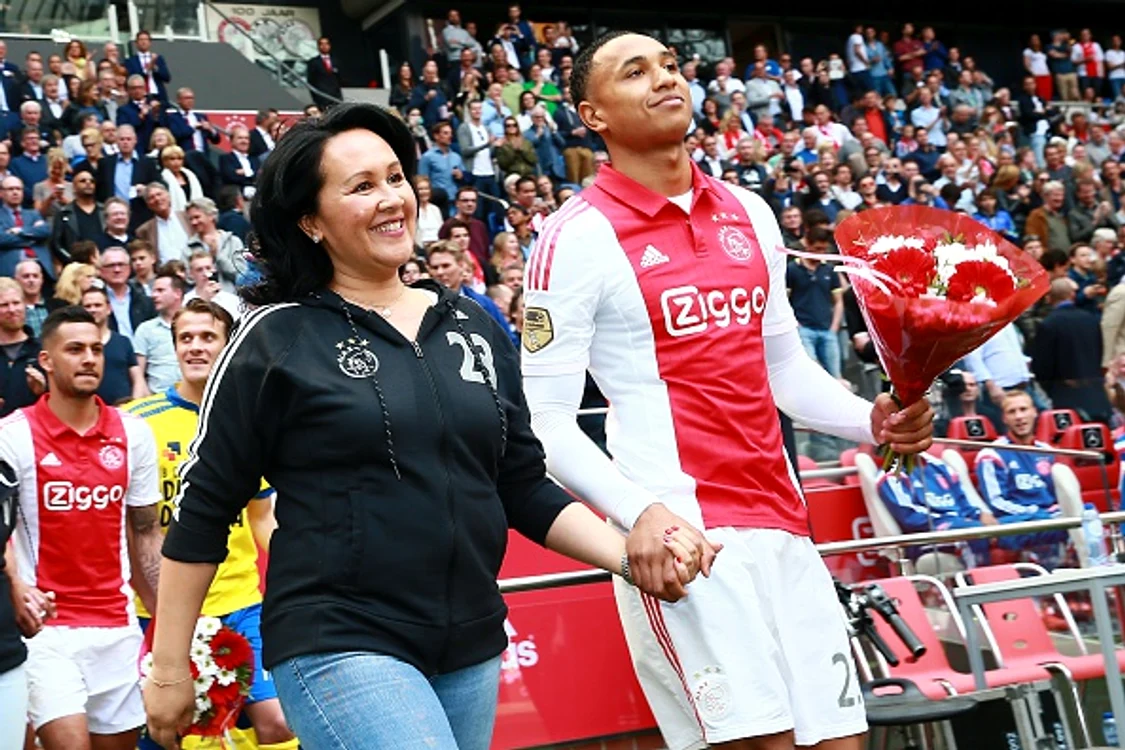 Ziua mamei, sărbătorită inedit la Ajax. În loc de flori, au călcat iarba de pe Arena din Amsterdam
