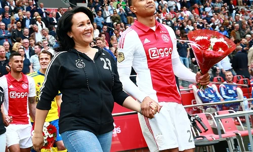 Ziua mamei, sărbătorită inedit la Ajax  În loc de flori, au călcat iarba de pe Arena din Amsterdam jpeg