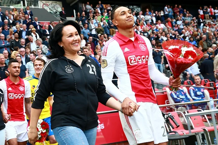 Ziua mamei, sărbătorită inedit la Ajax. În loc de flori, au călcat iarba de pe Arena din Amsterdam