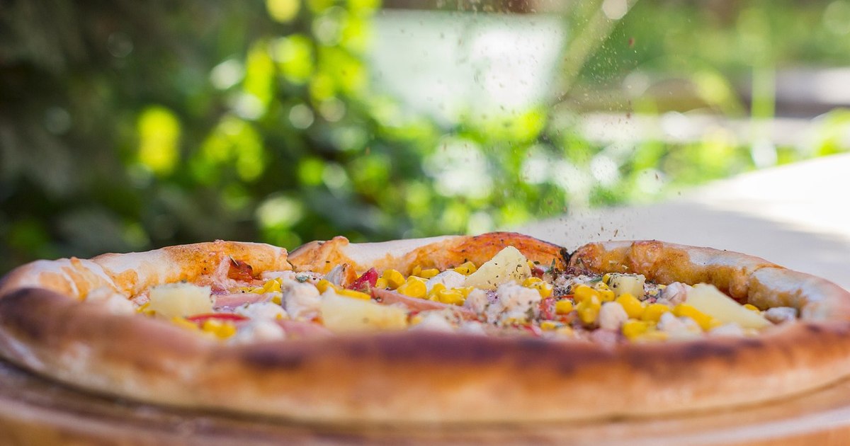 „Las’ că adresa ta rămâne la mine în telefon”. Ce spun clienții despre livratorii români și străini