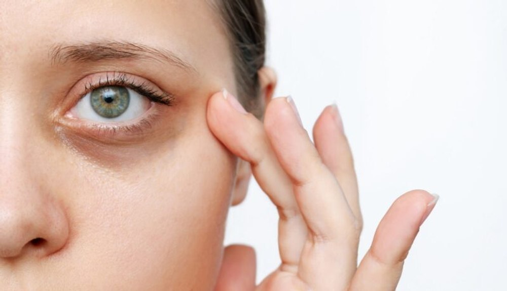 3 trucuri geniale cu vaselină pentru o piele strălucitoare, fără riduri și pete întunecate