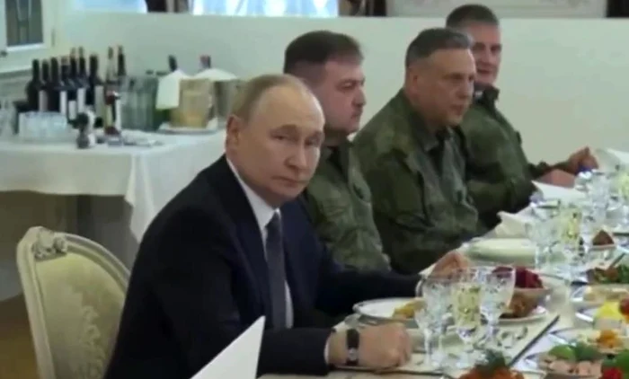 Vladimir Putin a luat masa cu generalii ruși FOTO: captură X