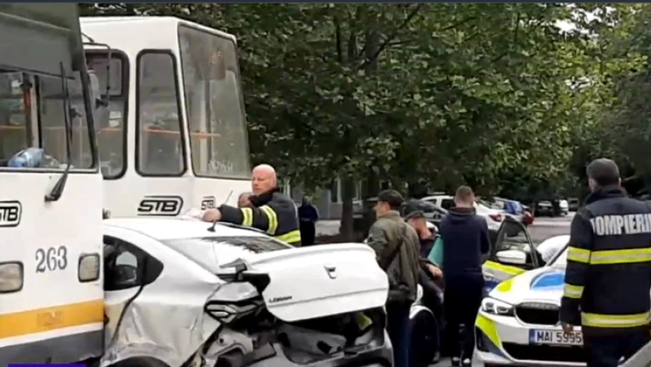 O mașină și un tramvai s-au izbit în București. FOTO Captură video Digi24