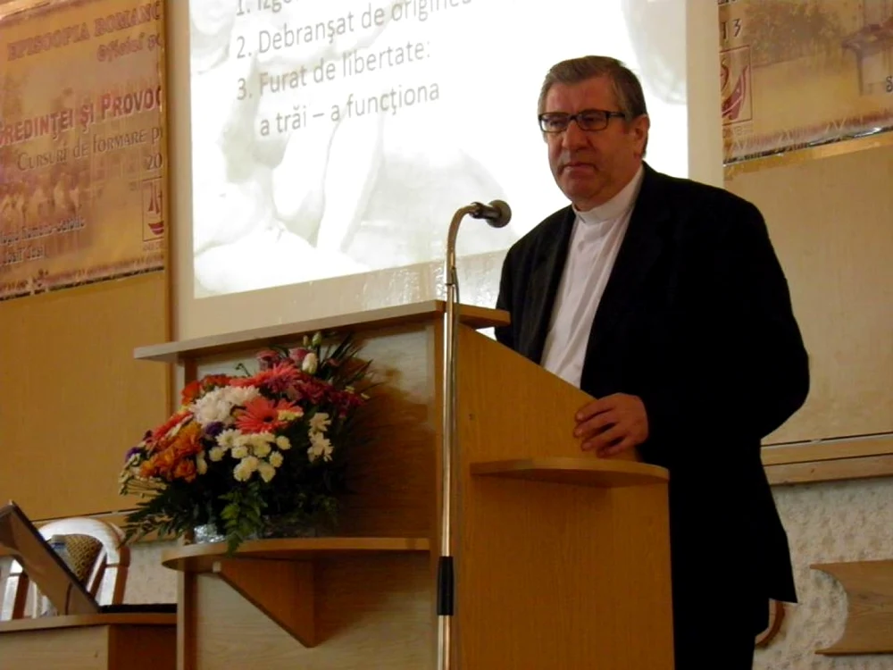 Preotul Lucian Farcaş este şi cadru didactic universitar, predând studentilor teologia morală FOTO chinez-isidor.blogspot.com
