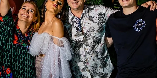 Andreea Esca și Alexandre Eram, alături de cei doi copii ai lor și de iubitul Alexiei, Mario Fresh jpeg