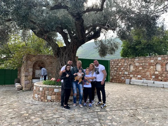 Monica Iagăr cu soţul şi bebeluşul, împreună cu naşii lor Ionela şi Petre Vasile