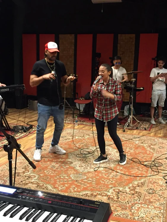 Connect-R și Nicole Cherry