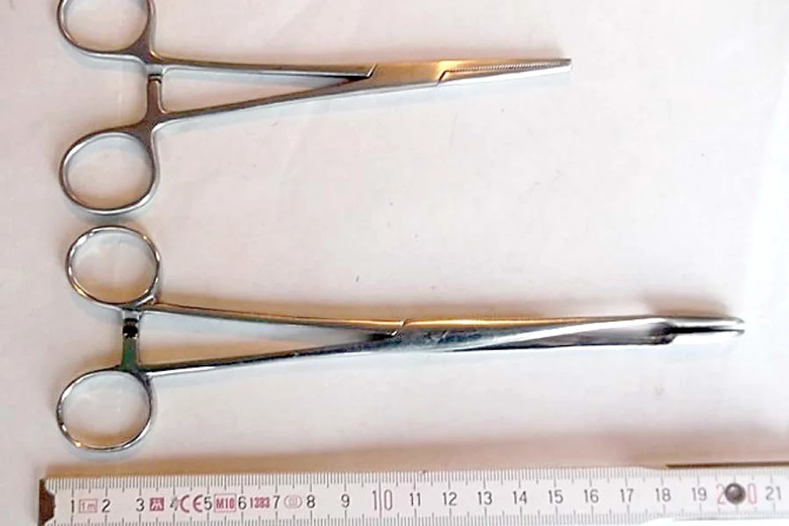 Bărbatul nu-şi mai simte mâna stângă  şi vrea să dea doctorii în judecată (FOTOGRAFII: Corina Macavei)