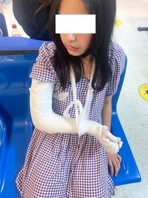 Natalia, fiica lui Silviu Andrei, a căzut cu trotineta și și-a rupt mânafoto: arhiva personală/Facebook