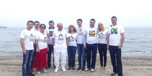 Traian Basescu la mare cu tinerii şi femeile din PMP FOTO Facebook Elena Udrea