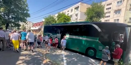 Turişti unguri la Spitalul Orşova. Foto: captură video