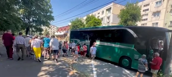 Turiştii aduşi cu autocarul la Spitalul Municipal Orşova. Foto: captură video