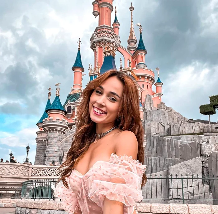 Andra Gogan este si vocea unor persoaneje de la Disney Channel