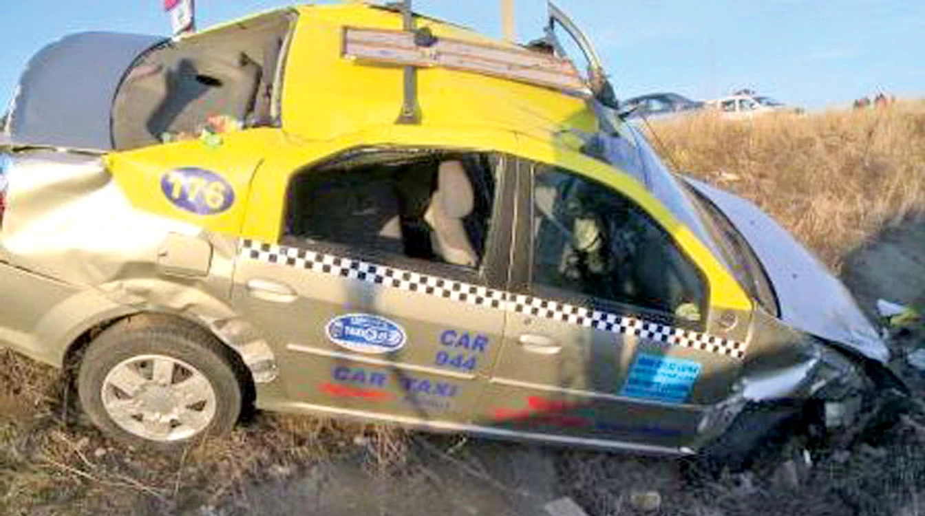 Urmările accidentului dintre taxiul furat şi autospeciala de poliţie