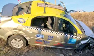 Urmările accidentului  dintre taxiul furat şi  autospeciala de poliţie jpeg